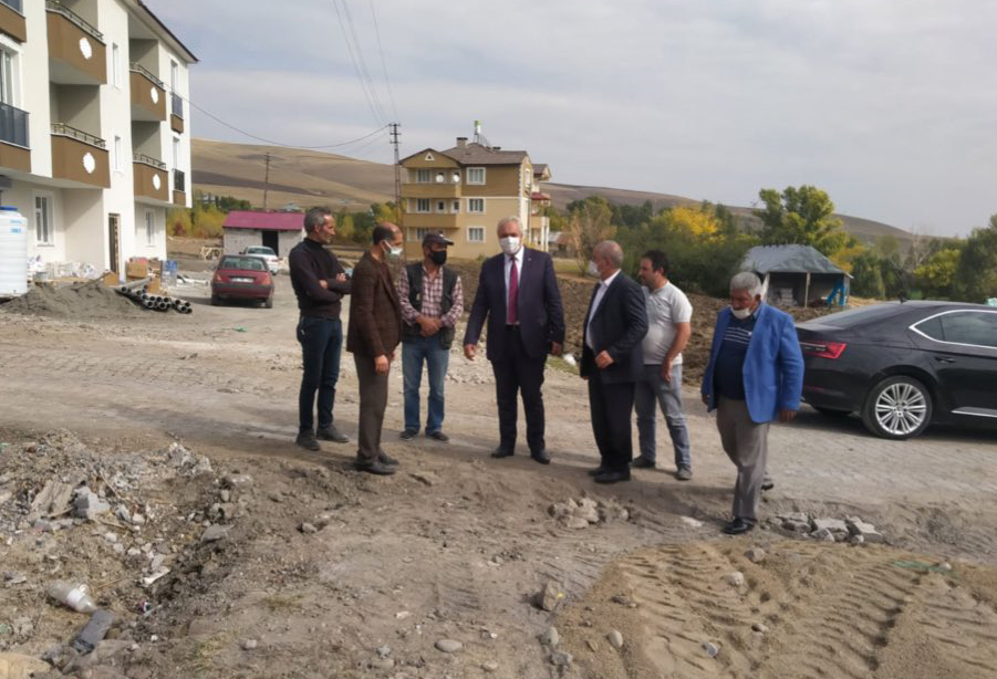Karşıyaka Mahallesinde yol çalışmalarına başladık.